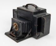 GRAFLEX: Graflex 3A SLR camera [#33038], c. 1907, with Aldis Anastigmat f7.7 No. 7 lens [#41253]. - 2