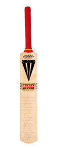 1996 ENGLAND TEAM: Full size "Duncan Fearnley" cricket bat with 16 signatures on front including Mike Atherton, Alec Stewart & Graeme Hick. G/VG condition.