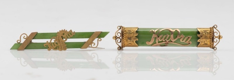 Two antique New Zealand greenstone and yellow gold "KIA ORA" brooches, 19th/20th century, the larger 6cm wide