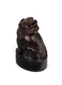 A Chinese carved horn foo dog seal, 20th century, 6.5cm high