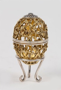 A sterling silver egg ornament on stand in original case, limited edition 351/500, with certificate of Authenticity "The St. James's House Silver Gilt Easter Egg", circa 1980, 8cm high, 63 grams
