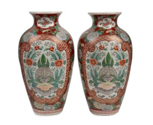 A pair of antique Japanese porcelain mantle vases with floral enamel decoration on red and white ground, Meiji period, 19th century, ​​​​​​​25cm high