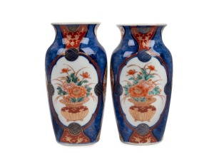 A pair of antique Japanese Arita ware vases, Meiji period, 19th/20th century, character mark to base, 17cm high