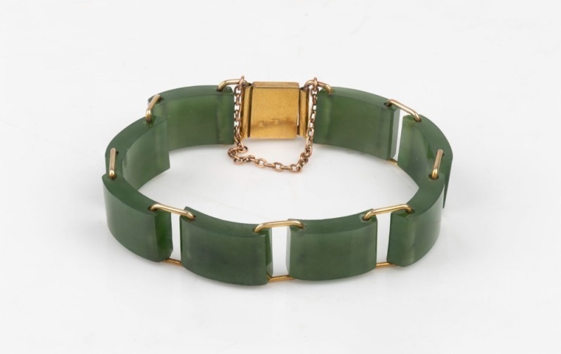 An antique New Zealand greenstone and 9ct gold bracelet, 19th century, 