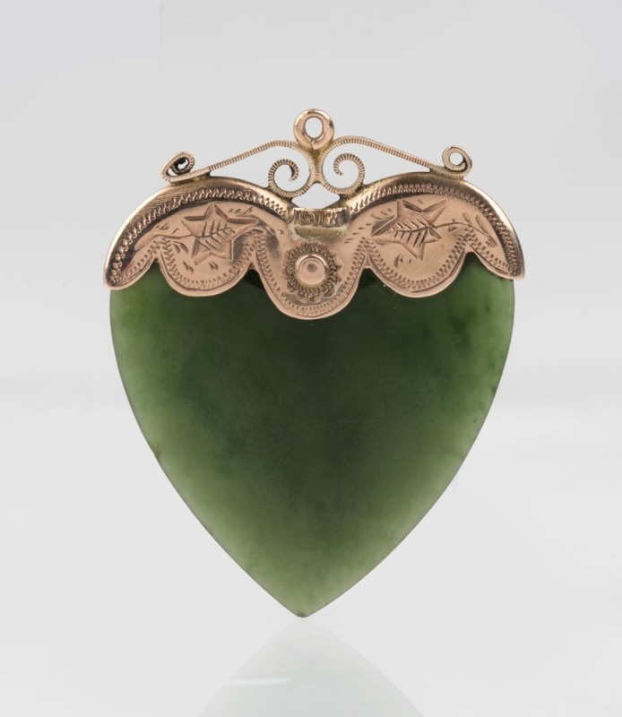 An antique New Zealand greenstone and 9ct gold heart shaped pendant with engraved decoration, 19th century, 4.5cm high