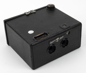 THORNTON-PICKARD: Stereo Puck 120 rollfilm stereo box camera, c. 1932.