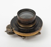 BAUSCH & LOMB: 'Unicum' shutter [#115244] coupled with brass lens with approx. 4cm focal length and lens diameter of approx. 3.3cm, c. 1890s. - 2