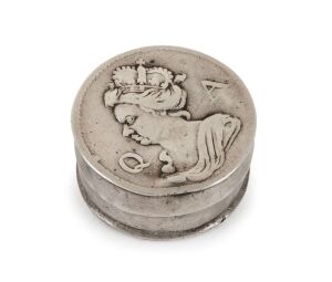 A Queen Anne sterling silver circular patch box, early 18th century, 2.4cm diameter