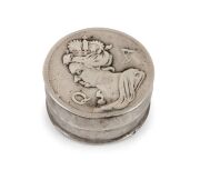 A Queen Anne sterling silver circular patch box, early 18th century, 2.4cm diameter