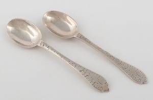 A pair of antique English dog nose teaspoons with engraved decoration, 17th/18th century, 10cm long