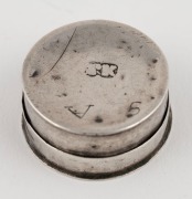 A Queen Anne sterling silver circular patch box, early 18th century, 2.4cm diameter - 2