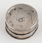 A Queen Anne sterling silver circular patch box, early 18th century, 2.4cm diameter - 3