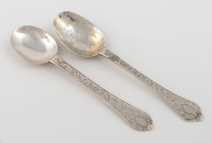 Two antique English dog nose teaspoons with engraved decoration, 17th/18th century, 10.5cm long, 11cm long