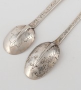 Two antique English dog nose teaspoons with engraved decoration, 17th/18th century, 10.5cm long, 11cm long - 2