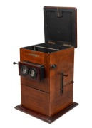UNIS FRANCE: 'Metascope' tray-based tabletop mahogany stereoscope, 40cm in height, c. 1926. - 2