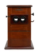 UNIS FRANCE: 'Metascope' tray-based tabletop mahogany stereoscope, 40cm in height, c. 1926. - 3