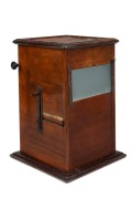 UNIS FRANCE: 'Metascope' tray-based tabletop mahogany stereoscope, 40cm in height, c. 1926. - 4