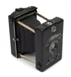 DALLMEYER: Snapshot strut-folding camera [#132969], c. 1929, with Kodak Verichrome film pack.