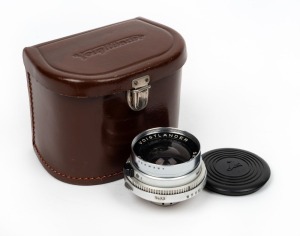 VOIGTLÄNDER: Skoparet 35mm f3.4 lens [#4347813] with Compur shutter, together with front and rear caps and leather case.