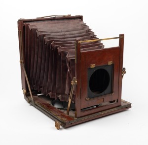 30.5 x 25cm plate field camera with integrated tripod mount.