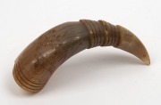A scrimshaw cow horn decorated with an anchor and flowers, ​​​​​​​29cm long - 3