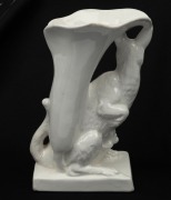 An antique white porcelain kangaroo vase, 19th century, ​​​​​​​15.5cm high - 3