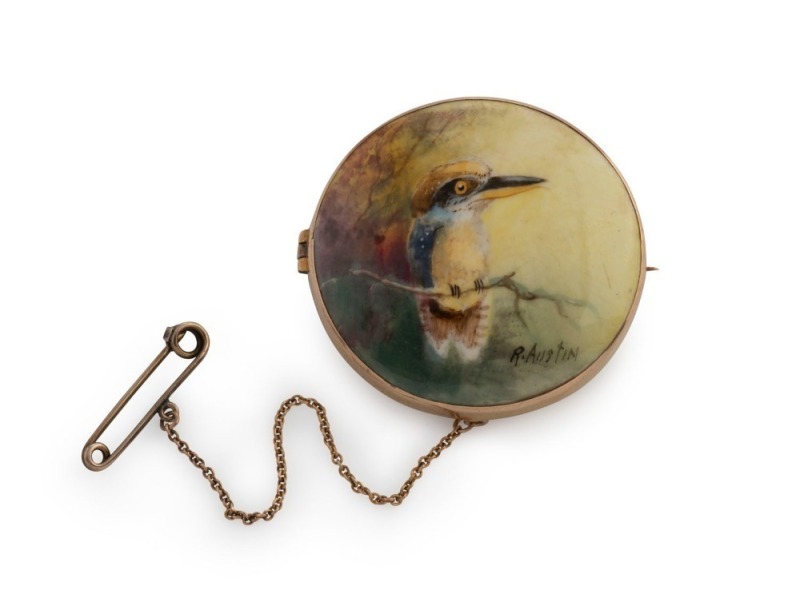 ROYAL WORCESTER antique English circular porcelain brooch with hand-painted kookaburra decoration, signed "R. Austin", mounted in rose gold with safety chain, early 20th century, 3.5cm wide