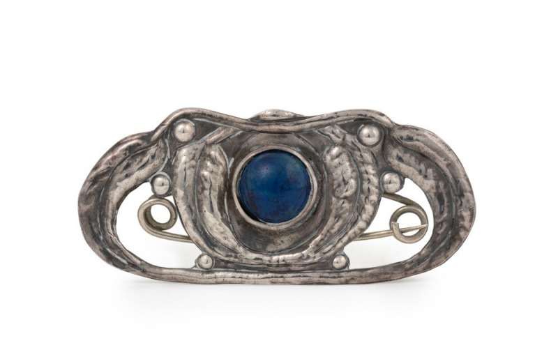 An Australian silver brooch with gum leaf decoration and cabochon lapis lazuli, 20th century, ​​​​​​​5cm wide