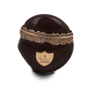 An antique rose gold mounted burra nut vesta, with shield crest, 19th/20th century, 5.2cm high