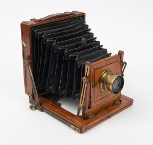 LIZARS: 'Challenge' 4¾ x 6½" plate triple-extension field camera, c. 1905, with Thornton-Pickard Beck Symmetrical lens.