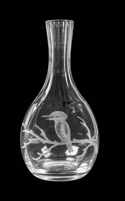 An antique glass carafe with engraved kookaburra decoration, 19th/20th century, 21cm high