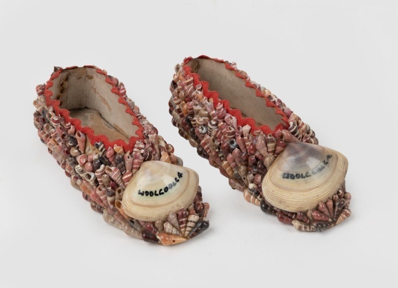 Souvenir of "WOOLGOOLGA" pair of Australian folk art shell decorated shoes, 20th century, ​​​​​​​14cm long