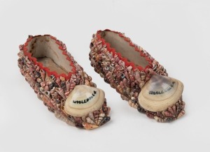 Souvenir of "WOOLGOOLGA" pair of Australian folk art shell decorated shoes, 20th century, 14cm long