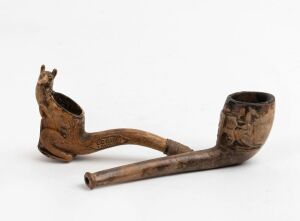 Two antique clay pipes with kangaroo and Australian coats of arms decoration, 19th/20th century, (2 items), the kangaroo example 8.5cm long