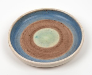 ALLAN LOWE pottery dish, incised "Allan Lowe", 16.5cm diameter