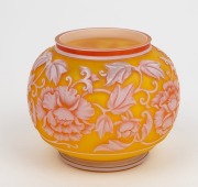 THOMAS WEBB stunning antique English three coloured cameo glass vase with trailing peony decoration, 19th century, 10cm high, 12cm wide - 2