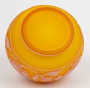 THOMAS WEBB stunning antique English three coloured cameo glass vase with trailing peony decoration, 19th century, 10cm high, 12cm wide - 3
