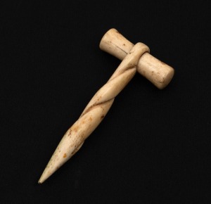 An antique carved whalebone fid hand-tool, 8.5cm high