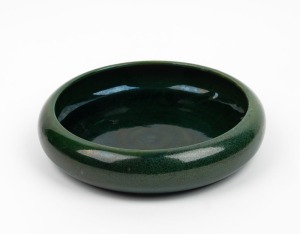 DISABLED SOLDIERS green glazed pottery bowl, stamped "D.S. POTTERY", ​​​​​​​4.5cm high, 21cm diameter