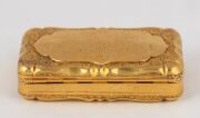 An important Australian solid yellow high carat gold snuff box, the lid with floral and foliate decoration surrounding a raised cartouche with engraved presentation inscription, the base with chased & engraved scene of an Aboriginal man with spear hunting - 3