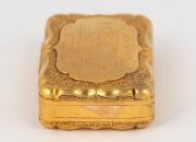 An important Australian solid yellow high carat gold snuff box, the lid with floral and foliate decoration surrounding a raised cartouche with engraved presentation inscription, the base with chased & engraved scene of an Aboriginal man with spear hunting - 4