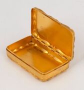 An important Australian solid yellow high carat gold snuff box, the lid with floral and foliate decoration surrounding a raised cartouche with engraved presentation inscription, the base with chased & engraved scene of an Aboriginal man with spear hunting - 9