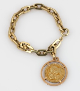 A 14ct gold bracelet with 1966 yellow gold coin commemorating the Coronation of Beatrix of The Netherlands, mounted in 14ct gold, 18cm long, 20.7 grams total