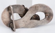A Chinese silver dragon belt buckle with lapis lazuli and turquoise eyes, 19th/20th century, stamped "925", 8.5cm wide - 2