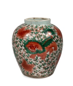 An antique Chinese red and green Swatow porcelain jar decorated with lions and flowers in foliate ground, Ming Dynasty, early 17th century, 16cm high