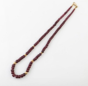 An Indo-Persian ruby and gold bead necklace, 20th century, 70cm long