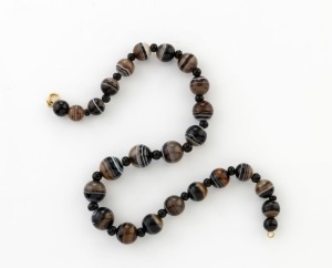 An antique agate bead choker necklace, early 20th century, 40cm long