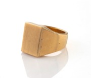 An 18ct yellow gold signet ring, stamped "750", ​​​​​​​32 grams