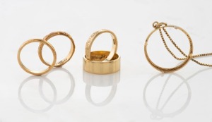 An 18ct yellow gold necklace with coin pendant mount (empty), together with four assorted 18ct yellow gold wedding bands, (5 items), 18.2 grams total