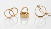 An 18ct yellow gold necklace with coin pendant mount (empty), together with four assorted 18ct yellow gold wedding bands, (5 items), 18.2 grams total
